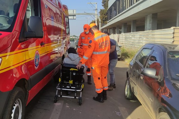 Motociclista fica ferido ao ser atingido por carro que tentava mudar de faixa na Rua Major