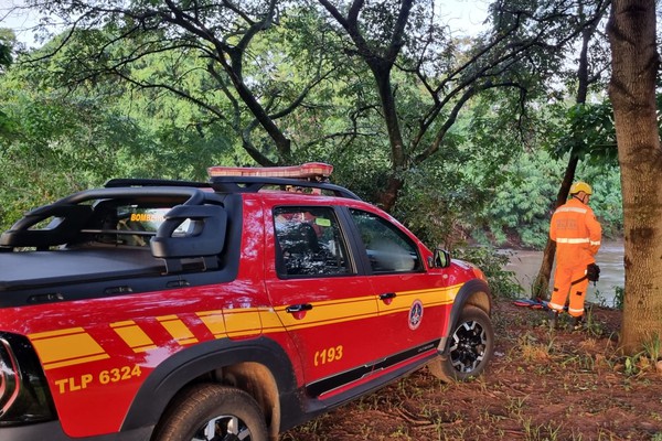 Homem é encaminhado ao hospital após ser agredido e jogado no Rio Uberabinha em Uberlândia