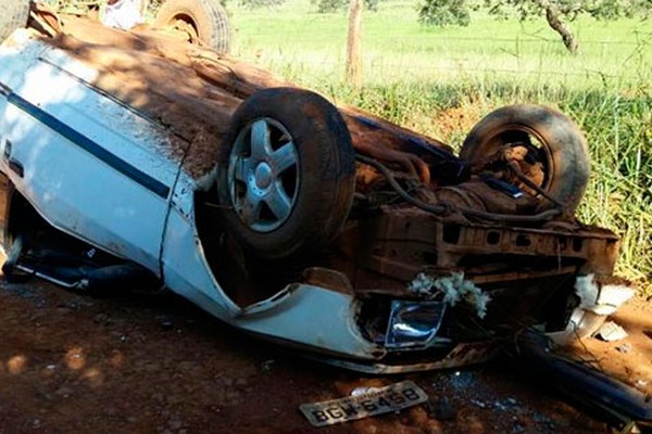 Passageiro morre e motorista fica ferido após carro capotar em estrada vicinal