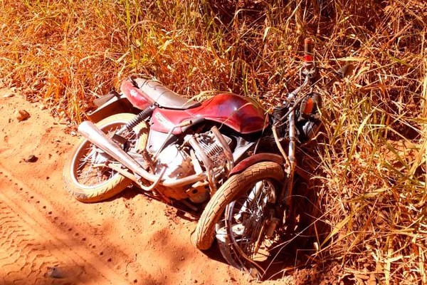 Motociclista com sintomas de embriaguez fica ferido ao bater em carreta na MGC 352