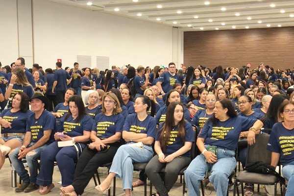 Prefeitura comemora Dia do Servidor com jantar dançante e sorteio de brindes no Centro de Convenções