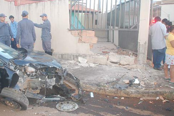 Motorista com sinais de embriaguez perde o controle do carro e atinge muro em cheio