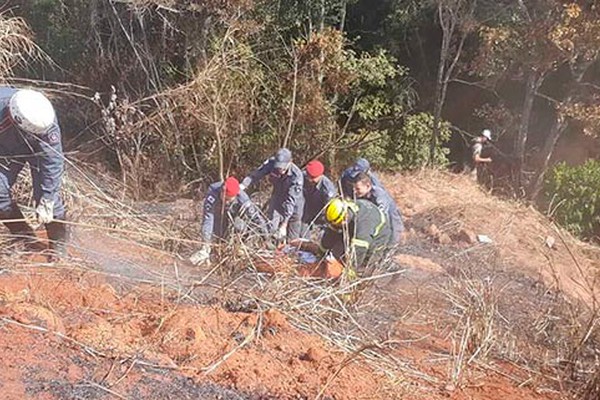 Motorista perde o controle da direção na BR 354 e cai em despenhadeiro de 30 metros