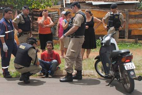 Homem tenta fugir de abordagem, atropela senhora e acaba preso pela PM