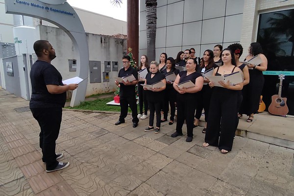 Funcionários do Hospital Imaculada Conceição levam esperança por meio de música e encanta pacientes