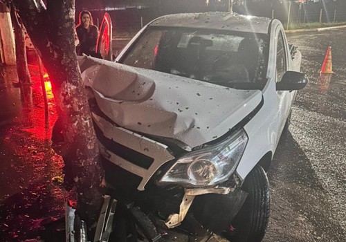 Motorista é preso após perder o controle em rotatória e bater em árvore em frente à Santa Casa