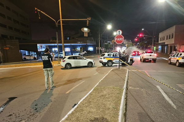 Motorista desatento acerta traseira de viatura da Polícia Militar que registrava acidente com morte