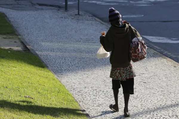 Em dia de luta, defensores públicos atendem morador de rua na calçada