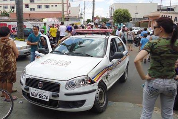 Estudante de direito atravessa parada obrigatória e bate em viatura da Polícia Militar