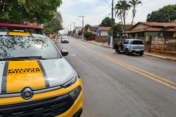 Mulher de 50 anos é presa na MG 190 com 2 kg de maconha no carro e 17 pedras de crack no sutiã