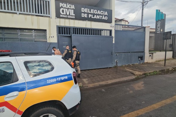 Homem é preso após ser flagrado pelo Tático Móvel entregando droga para adolescente