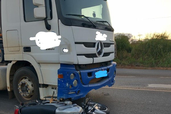 Motociclista é atingido por bitrem ao tentar entrar em trevo na MGC 354 e acaba ferido