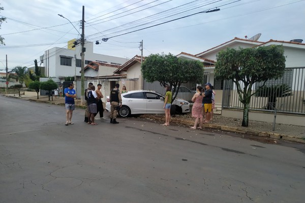 Jovem embriagado pega carro de outra pessoa em posto de combustível, bate e acaba preso