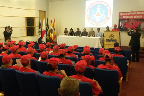 Corpo de Bombeiros de Patos de Minas forma alunos do Projeto Bombeiro Sênior