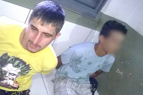 Dupla em bicicletas aborda adolescentes e rouba celulares, mas é capturada pela PM