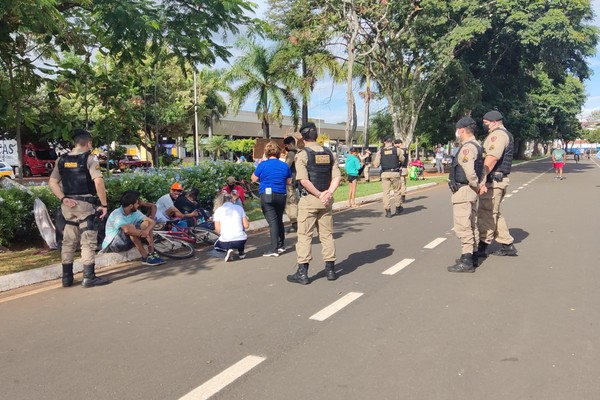 Ação Social e Polícia Militar realizam abordagens e retirada de moradores de rua do entorno da rodoviária