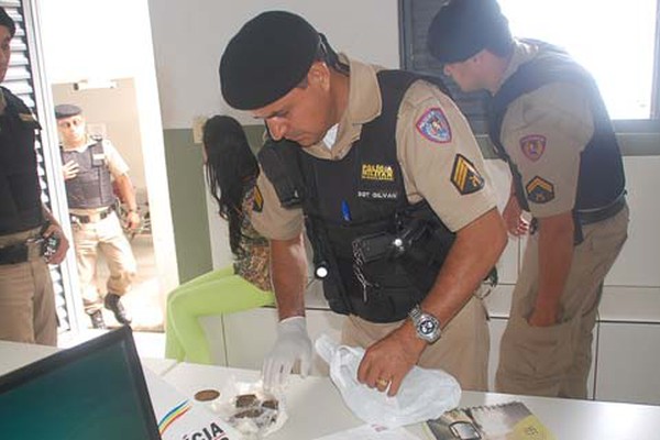 Jovem é flagrada entrando no presídio com 3 tabletes de maconha nas partes íntimas