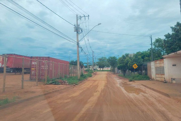 Rua em Patos de Minas é tomada pelo barro e moradores cobram providências da Prefeitura