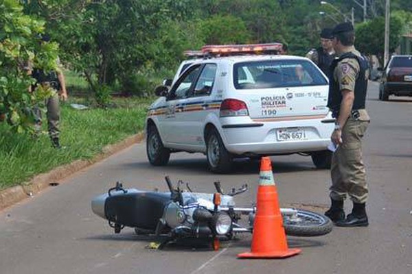 Adolescentes tentam fugir, caem de moto furtada e são apreendidos pela PM