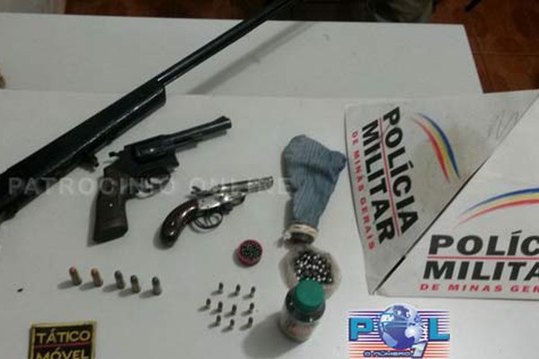 Rapaz com mandado de prisão em aberto é preso com 3 armas em Monte Carmelo