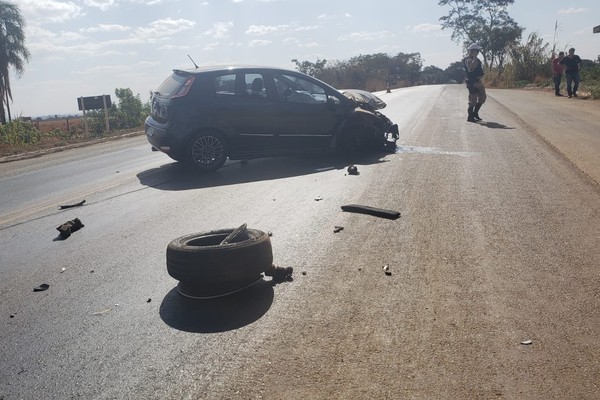 Motorista tenta entrar em estrada, causa batida violenta, mas condutores saem ilesos na BR 352