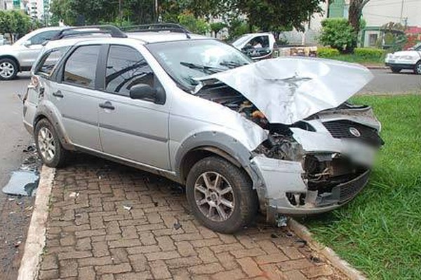 Motorista avança parada no centro e é atingido violentamente por coletivo