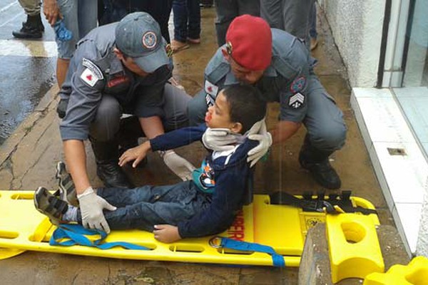 Pai e filho ficam feridos ao serem atingidos por motocicleta quando seguiam para a escola