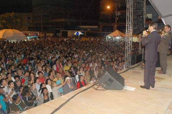 Lourenço e Lourival encantam o público no último dia de Fenamilho na Praça