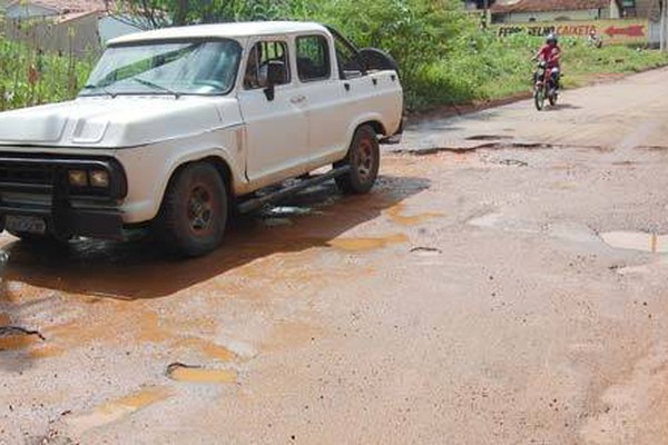 Buracos na pista aumentam o risco de acidentes e deixam moradores irritados