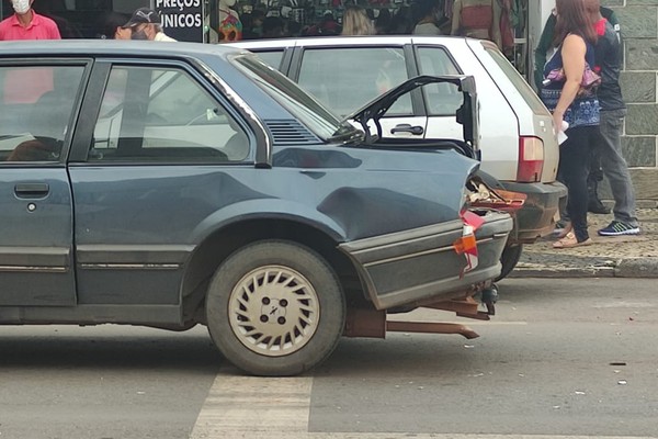 Carro é atingido na traseira na Rua Major e congestiona trânsito na véspera do Natal