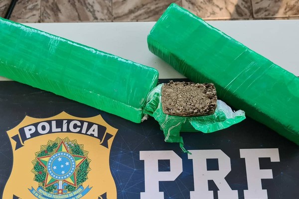 PRF prende passageiro de ônibus na BR 365 que levava maconha e muita munição na bagagem