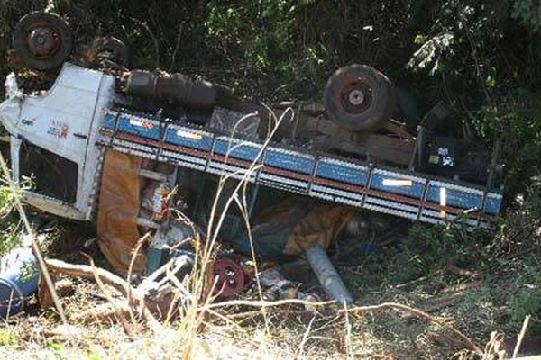 Motorista perde controle da direção após pneu estourar e caminhão capota na BR365