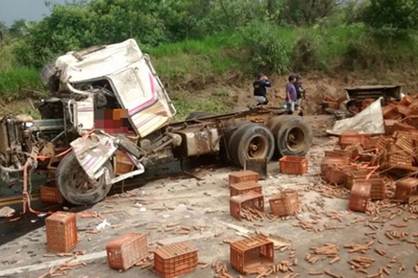 Grave acidente com carreta carregada com cenouras tira a vida de motorista de São Gotardo