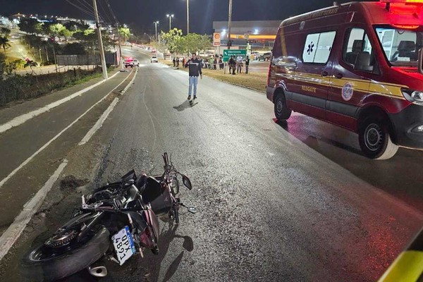 Motociclista morre em grave acidente com ciclista na avenida JK