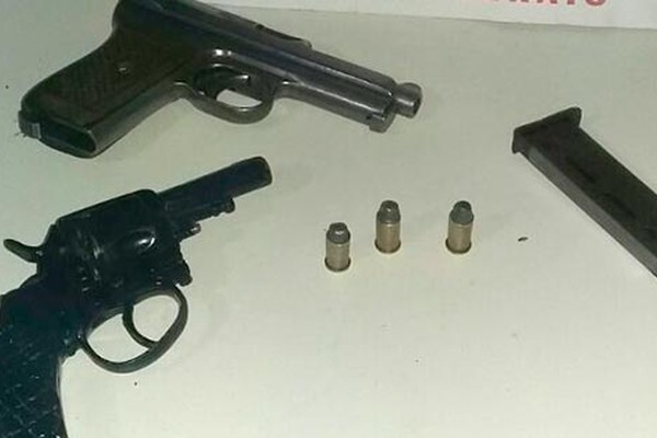 Polícia Militar apreende revólver e pistola 765 e prende dois irmãos no bairro Santo Antônio