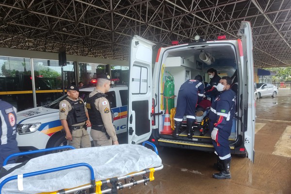 Em surto psicótico, homem foge de hospital e é capturado no terminal rodoviário ainda com acesso venoso