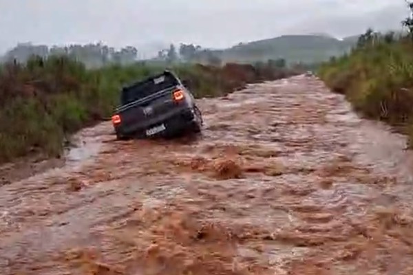Estrada que liga Pilar a Lagamar vira atoleiro e carros ficam pelo caminho