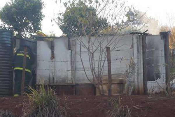 Criminoso joga gasolina e queima morador de área de invasão no Colina