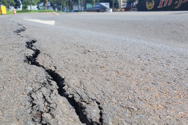 Asfalto afunda em plena rua Major Gote e pista precisa ser interditada