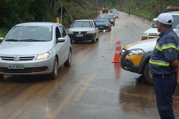 Novos deslizamentos voltam a deixar o trânsito confuso na MGC 354