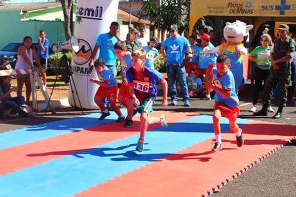 Corrida da Pipoquinha reúne dezenas de crianças e adolescentes na orla da Lagoa Grande