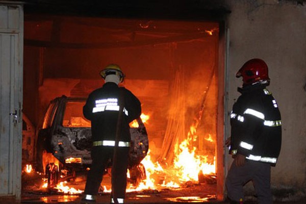 Veículo pega fogo no momento da partida e é destruído pelas chamas em Presidente Olegário