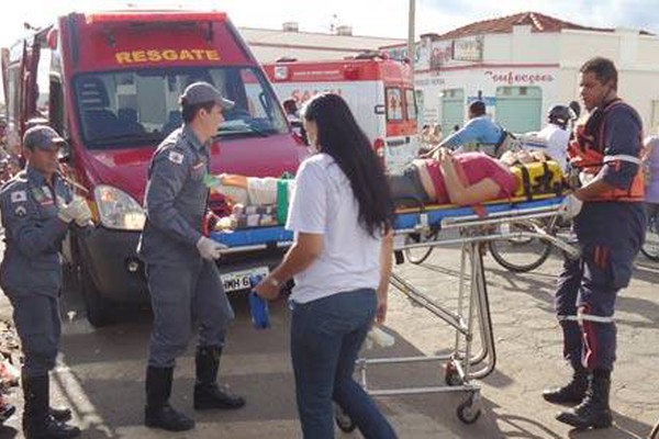 Acidente entre carro e moto na avenida Brasil deixa duas pessoas gravemente feridas