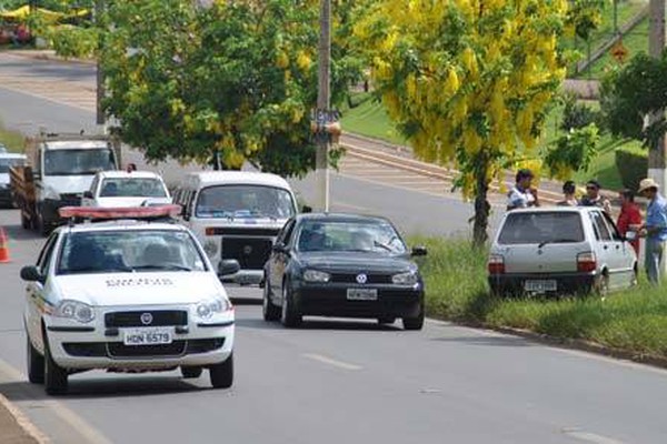 Caminhão atinge veículo na Av. JK e carro vai parar em cima do canteiro