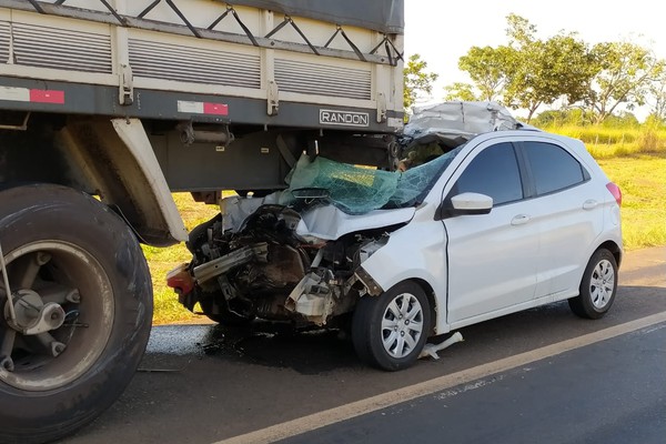 Mulher de 31 anos morre em batida violenta na traseira de carreta na BR 365; condutor discutia com a esposa