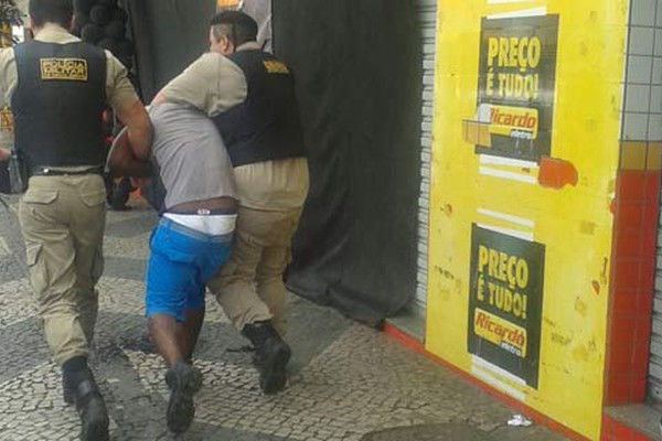 Casal é abordado após furto no centro, jovem reage, toma arma de policial, mas acaba preso