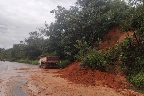 Após 5 horas de trabalho, montanha de terra na BR365 é removida e pista totalmente liberada