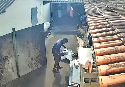 Imagens mostram homem furtando panelas, bule, frigideira e até cilindro de pastel em Patos de Minas; veja