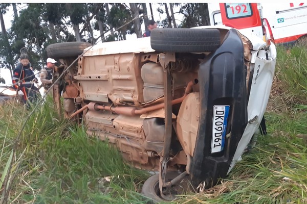 Motorista embriagado capota veículo na MG 230 e passageiro de 36 anos morre na hora