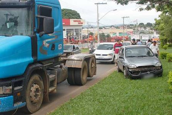 Acidente envolvendo cavalo mecânico e mais dois carros deixa trânsito lento na JK